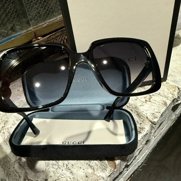 Gucci Black and Gold Luxury Glasses - Picture 2 of 10